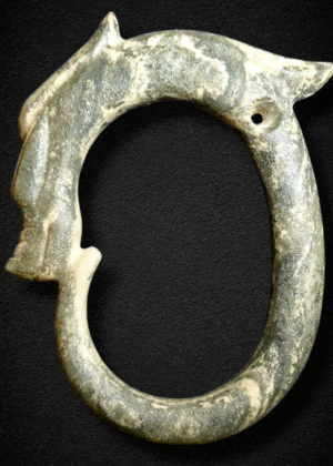 紅山文化雞骨白碧玉圆雕C 型龍（仿製品）