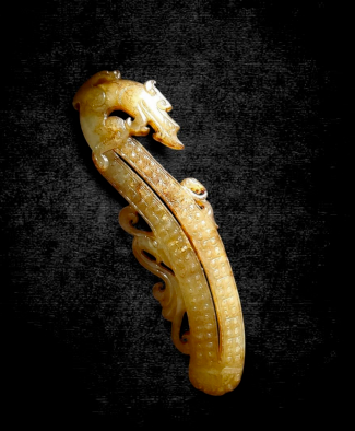 A Jade 'Dragon' Belt Hook Western Han Dynasty西漢褐沁和田白玉勾連谷紋龍帶鈞(仿製品)