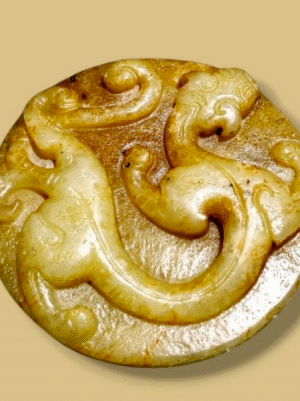 漢螭紋玉劍首（仿製品）